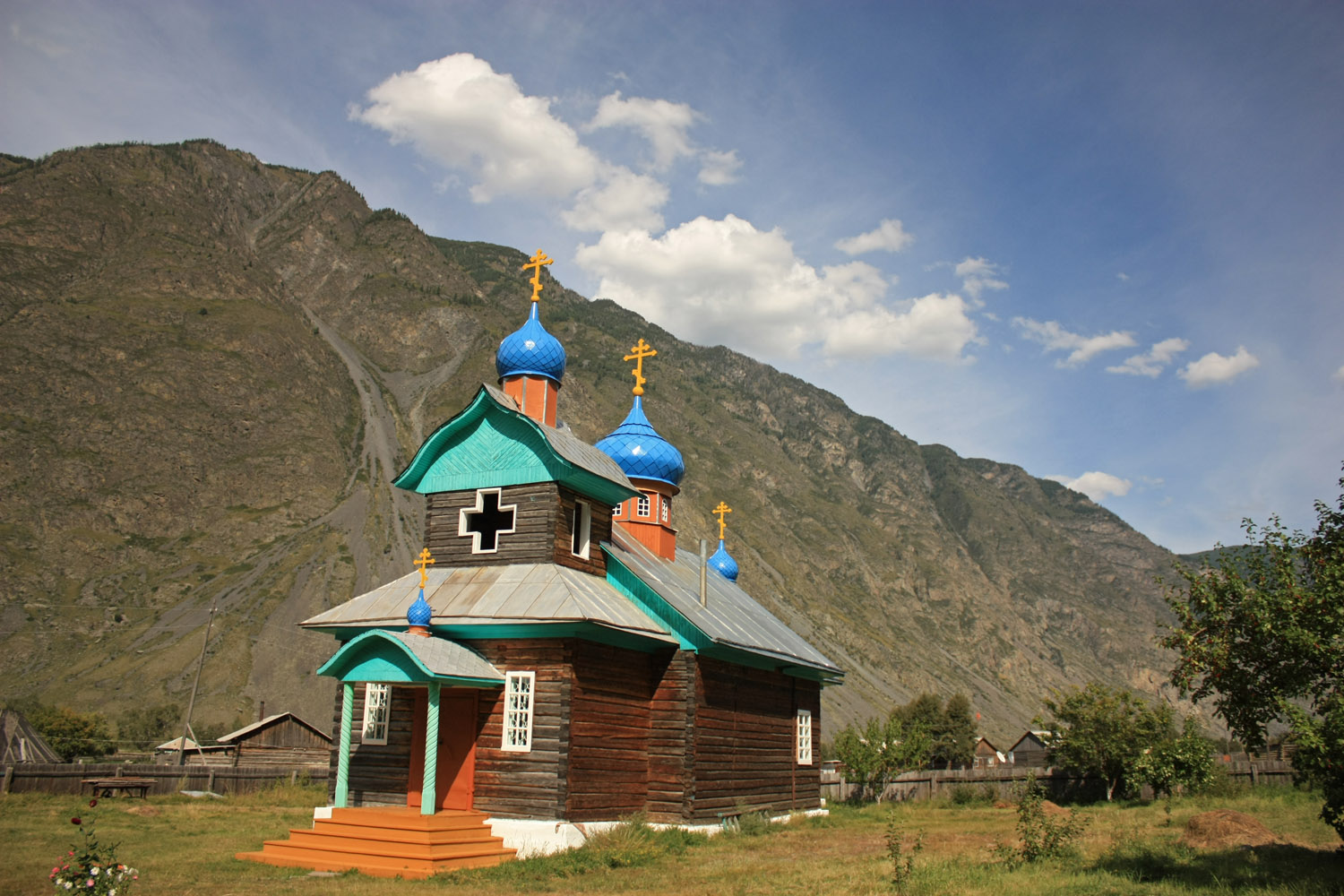 Церковь в горах на Алтае