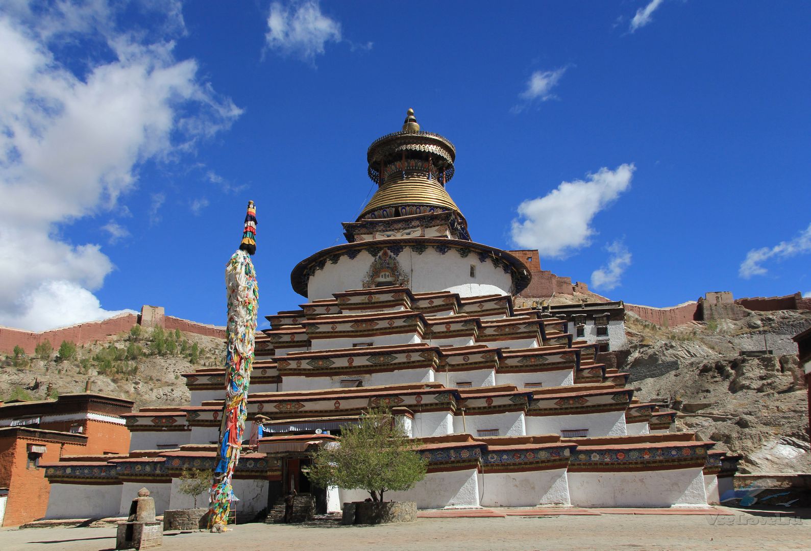 Старейшая ступа в индии. Монастырь Кумбум Тибет. Ступа Кумбум Гьянце Тибет. Буддийский храм ступа. Буддийские Священные сооружения ступа.