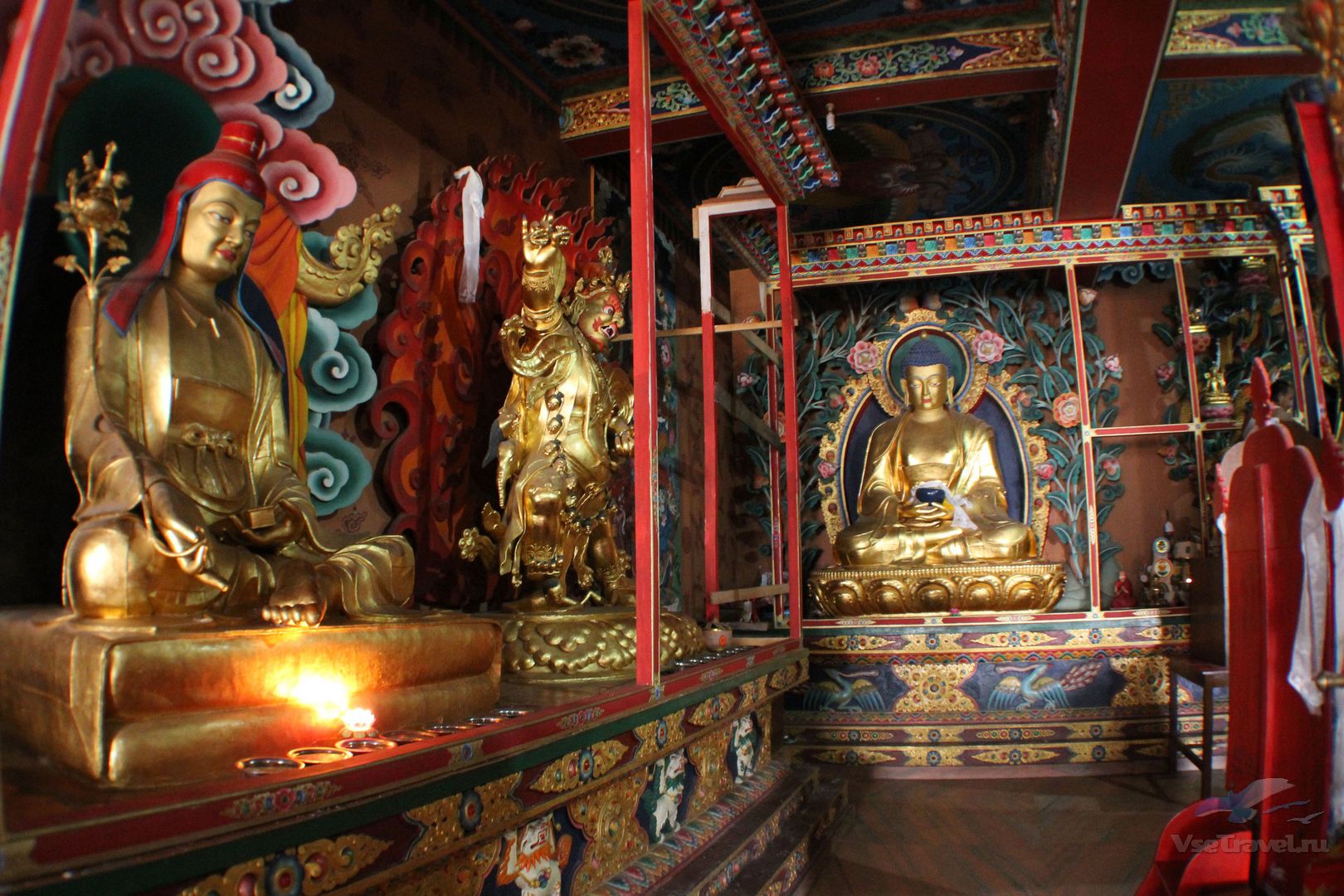 внутреннее убранство буддийского храма