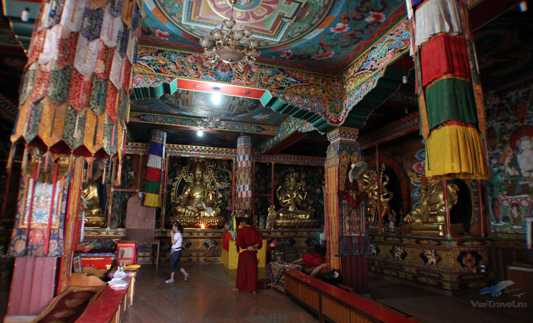 Внутреннее убранство православного и буддийского храма. Дворец Потала Тибет интерьер. Буддистский храм Тибет внутри. Интерьер буддийского храма Тибет. Дворец Потала в Лхасе внутреннее убранство.