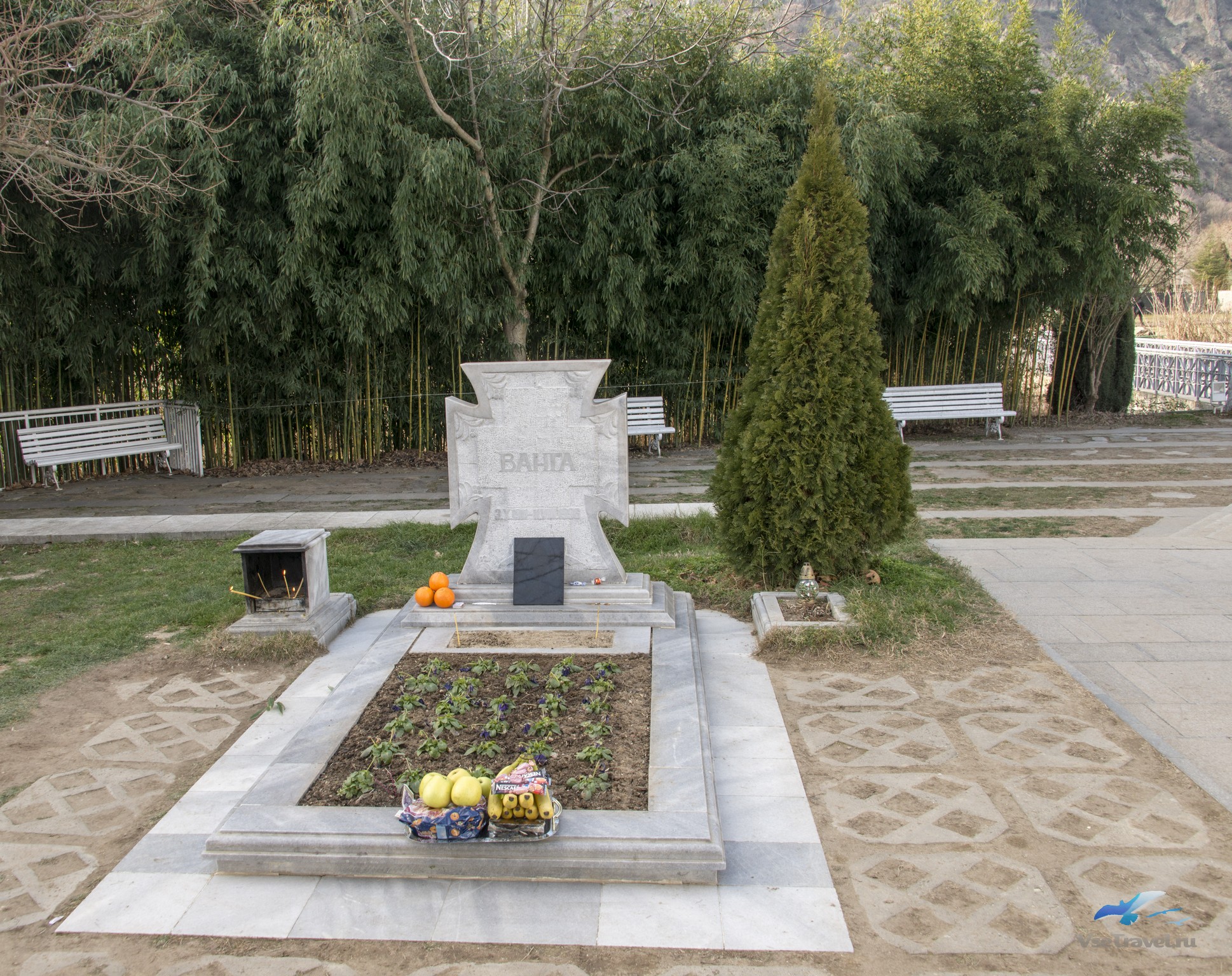 Могила ванги. Могила Ванги в Болгарии. Могила Ванги в Болгарии фото. Памятник Ванге.