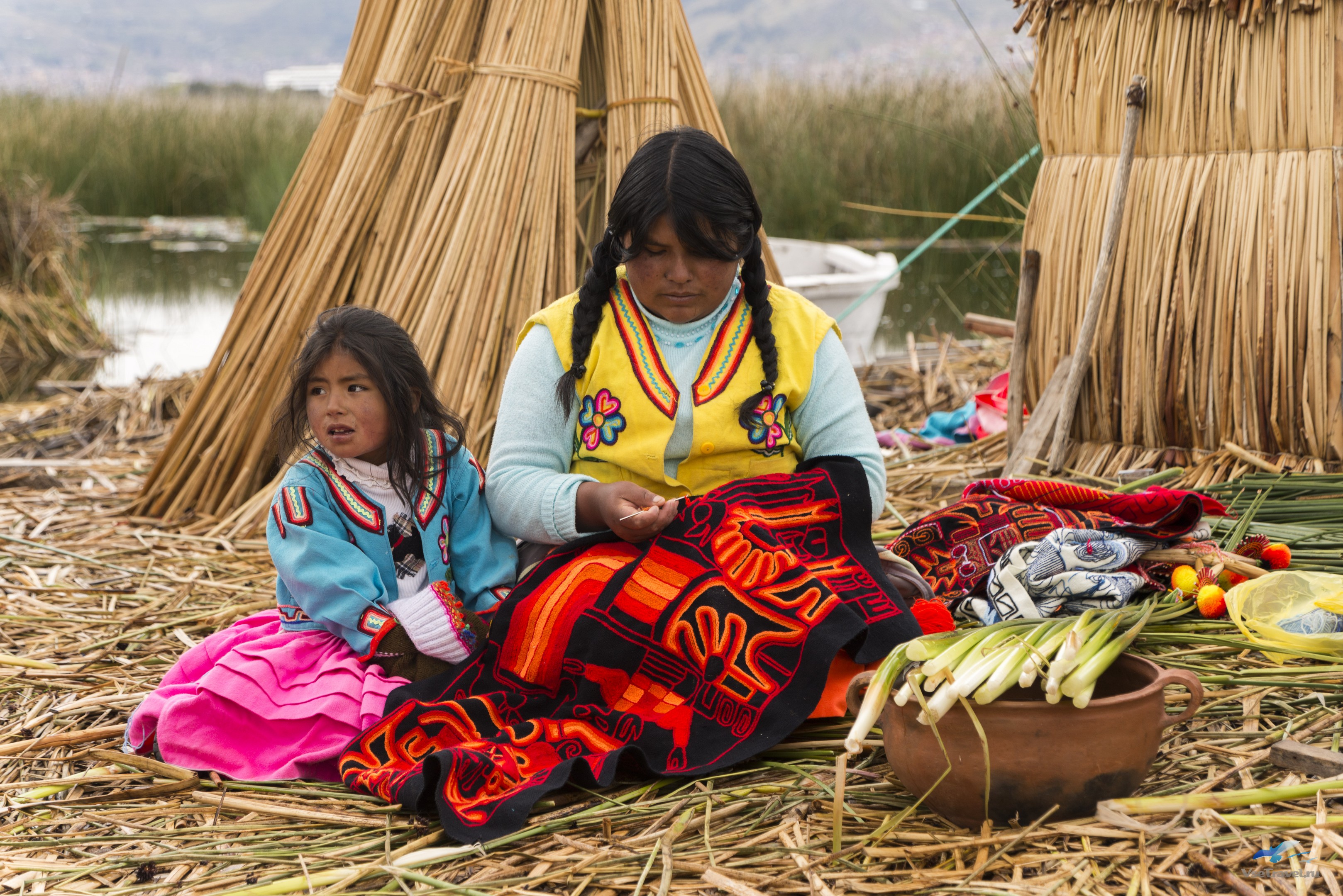 Женщины живущие на острове. Озеро Титикака острова Урос. Индейцы Урос. Племя Урос Титикака. Индейцы аймара.