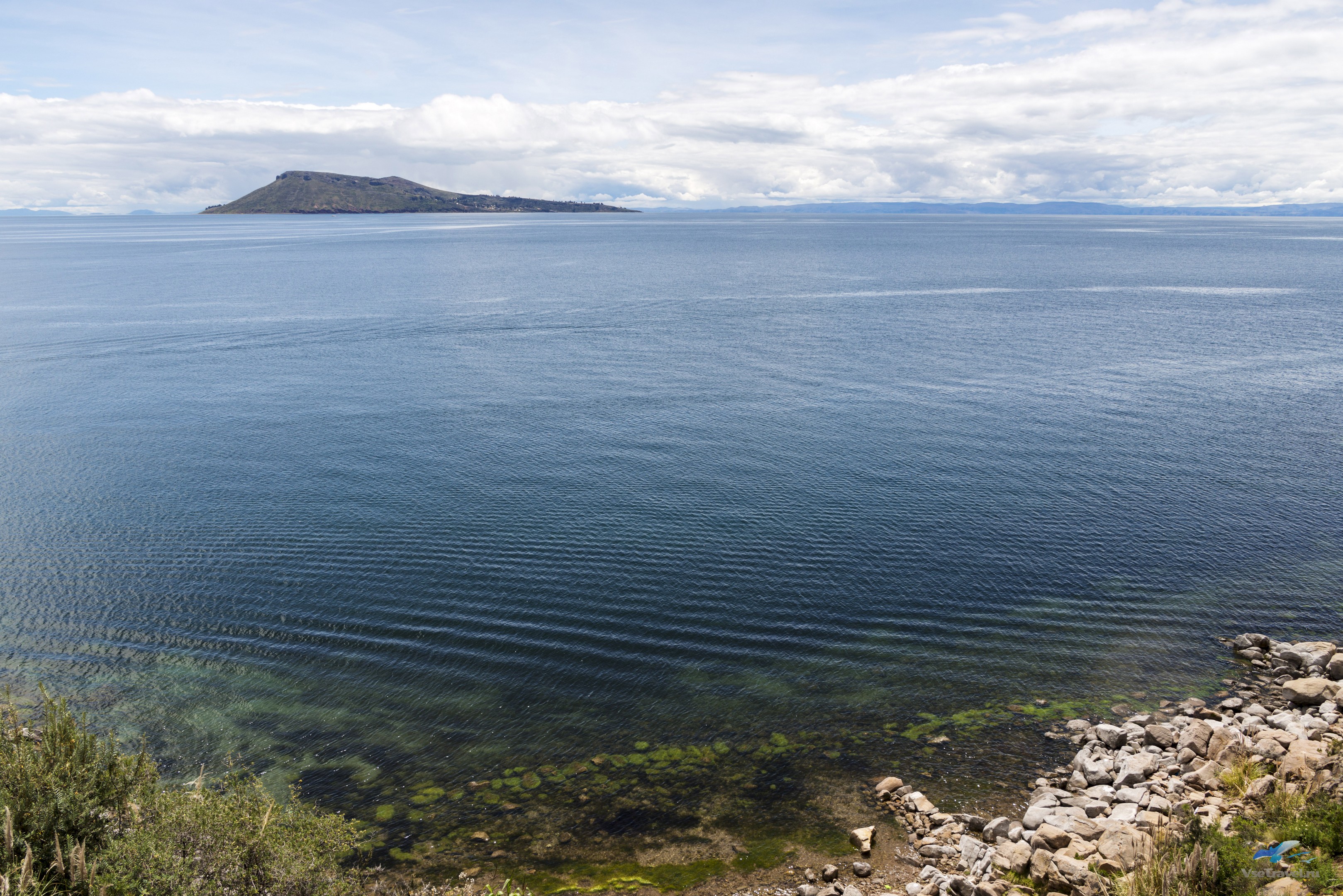 Пресноводное озеро в латинской америке. Тростниковые острова в озере Титикака. Озеро Титикака Перу. Озеро Титикака остров солнца. Таинственное высокогорное пресноводное озеро Южной Америки.