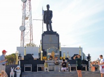 Памятник правителю