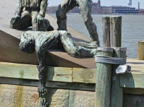 На фотографии изображена скульптурная композиция, посвященная спасателям, которые помогают утопающем