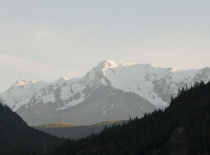Летом в горах снег