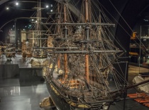 На фотографии изображена детализированная модель старинного парусного корабля, выставленная в музее.