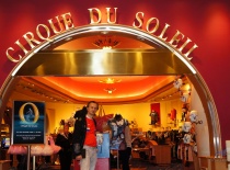На фотографии изображен вход в магазин Cirque du Soleil, оформленный в ярких цветах и с атрибутикой