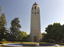 На фотографии изображена башня Hoover Tower, расположенная на территории Стэнфордского университета