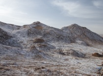 На фотографии изображены гористые пейзажи с покрытыми снегом вершинами. Это может быть горная местно