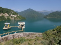 Бирюзовая вода водохранилища
