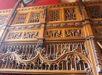 На фотографии изображен intricately carved wooden экран, вероятно, из исторического здания или церкв