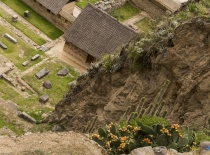 На фотографии изображены древние руины, вероятно, расположенные в Перу. Вид сверху показывает каменн