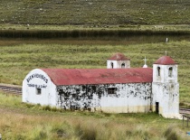 На фотографии изображено старое здание с красной крышей и надписью 'Bienvenidos Señor de la Caña', р