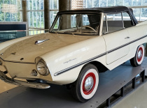 Классический автомобиль Amphicar, который сочетает в себе функции автомоби