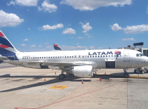 На фотографии изображён самолёт авиакомпании LATAM, стоящий на взлётно-посадочной полосе. Явно видно