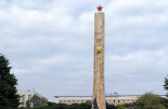 Памятник, выполненный в советском стиле, с красной звездой на вершине. Вероя